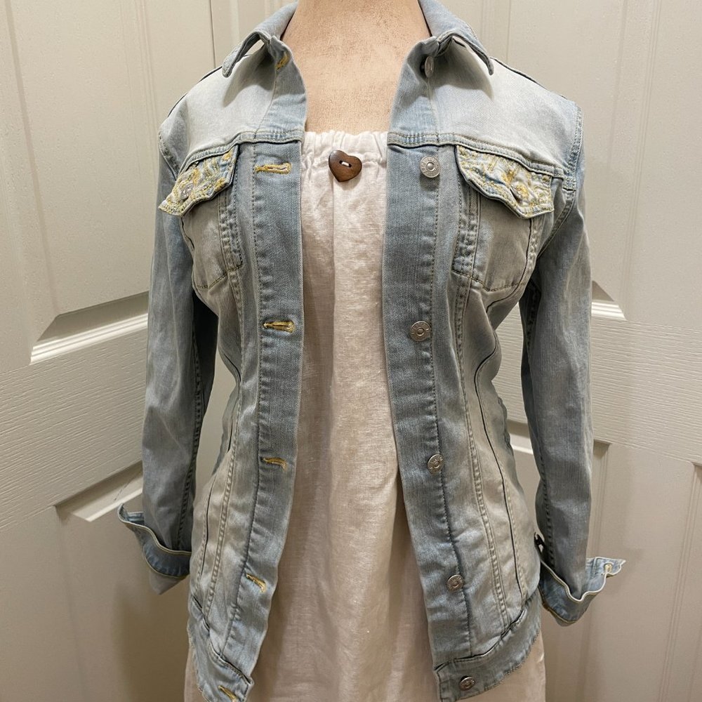 LuLaRoe Women's Jaxon Embroidered Stretch Jean Jacket Size XS Blue Denim Boho